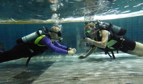 Allwetterbad DU-Walsum Das Allwetterbad ist Ort des Schnuppertauchens